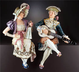 фарфоровые фигурки - кавалер развлекает даму игрой на гитаре