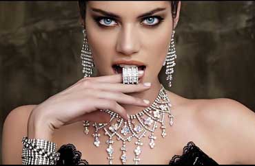женщина, украшенная бриллиантами