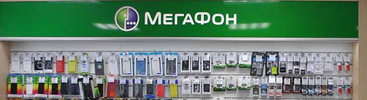 набор мобильных телефонов на витрине магазина